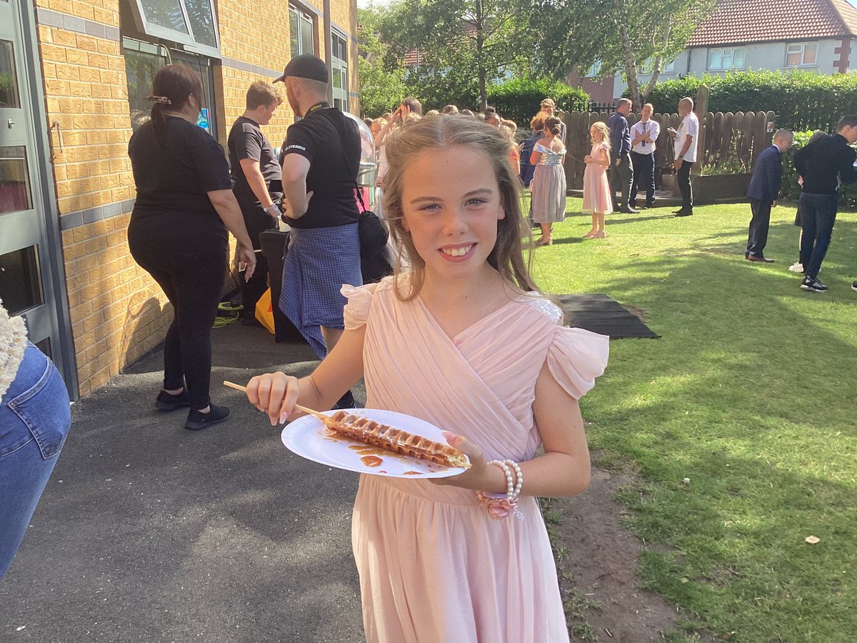 Flomellynews's tweet photo. Flo Melly Prom 2023 #PROM2023 #IfYouCanDreamItYouCanDoIt #DREAMS #FloMelly #Graduation https://t.co/idE5jx1IRO