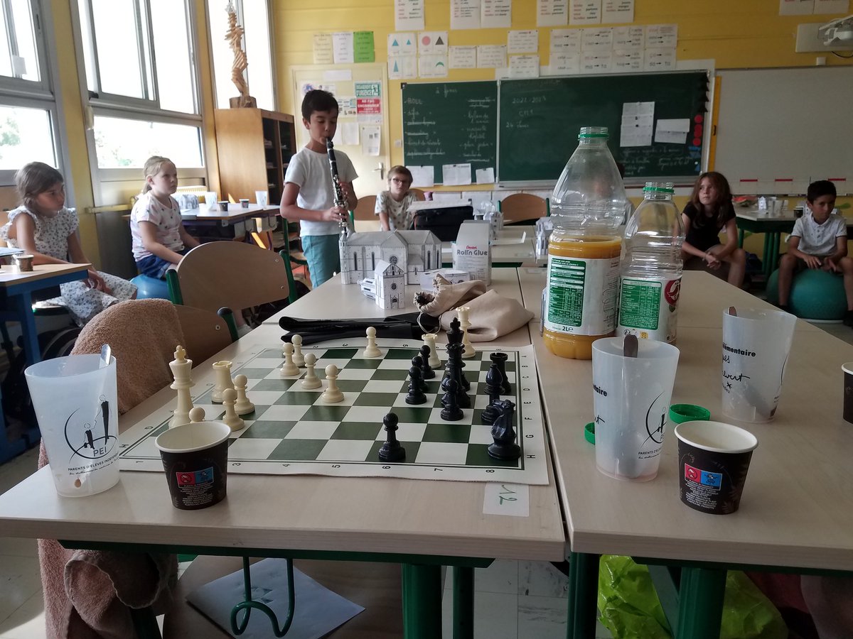 Dernier conseil de l'année avec salade de fruits faite par la classe, morceau de clarinette,  bilans ...presque prêts pour les vacances.