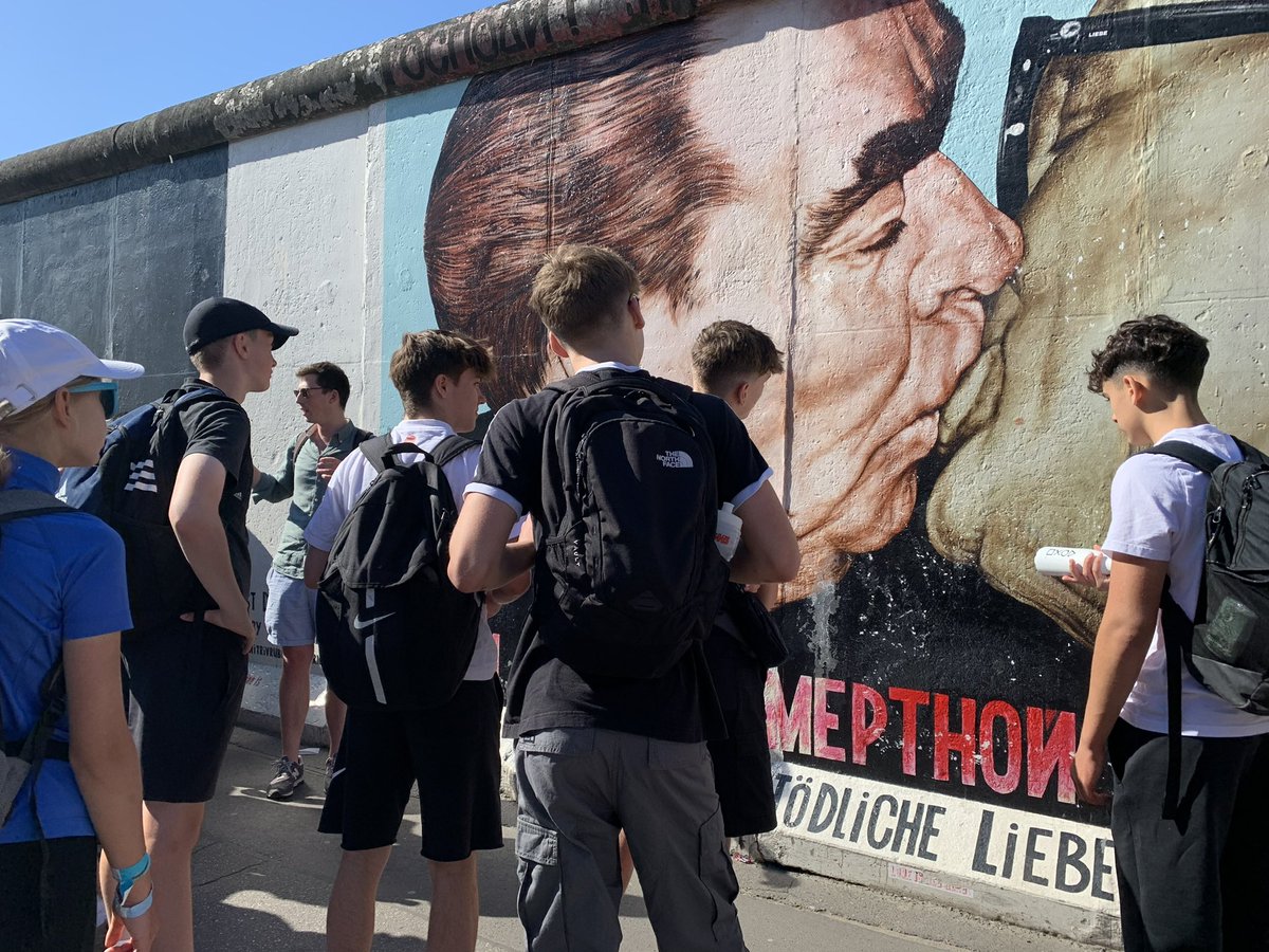 KESBathGerman's tweet photo. A final photo with (wallmost) wall of us. An artistic end to our time in #Berlin! 🇩🇪 
We will keep parents posted of our ETA as we travel back! #Deutschland #Heimreise https://t.co/gwclLqllqQ
