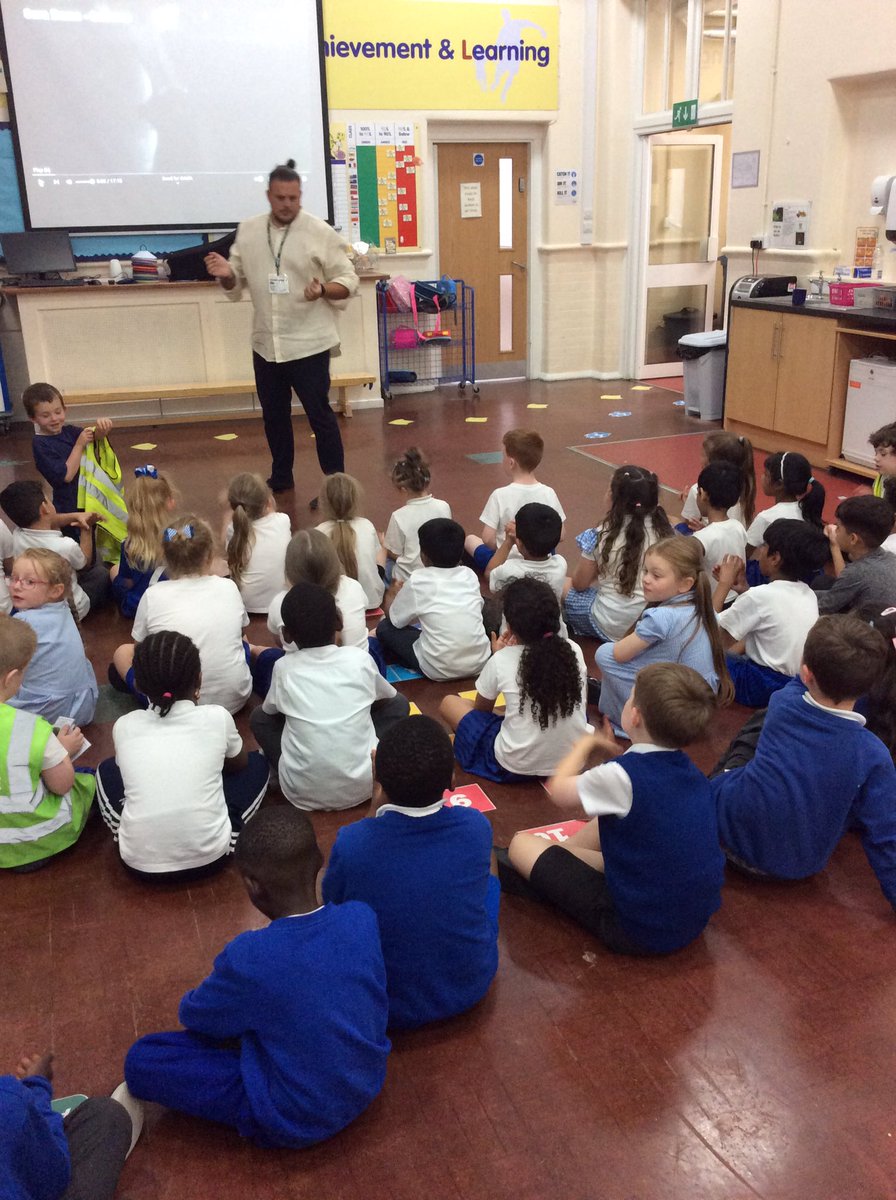 GSPSFrance's tweet photo. We enjoyed our visit this afternoon in @GSPSFrance @GwladysStPrim from our Spanish visitor. We sang Spanish songs and learnt some flamenco dancing 💃 🇪🇸 #GSPSSPANISH #GSPSMUSIC https://t.co/opru6ic8ub