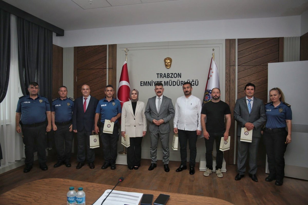 TrabzonEmniyet's tweet photo. 🔹️2023 yılı Haziran ayı içerisinde görevlerinde gayretli ve özverili çalışan personellerimiz, İl Emniyet Müdürümüz Sn. Murat Esertürk tarafından ödüllendirilmiştir.👇

@EmniyetGM 
@TrabzonValilik https://t.co/kpuQQvp763