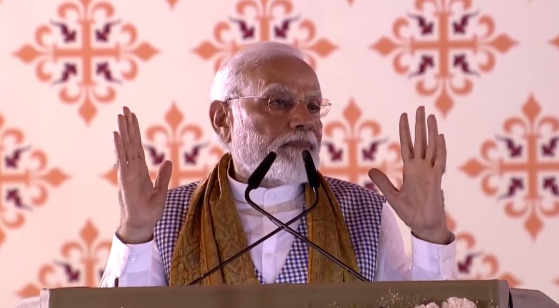 आज कमीशन लेने वालों की दुकान बंद, दलाली खाने वालों की दुकान बंद, घोटाले करने वालों की दुकान बंद...यानी अब ना ही कोई भेदभाव और ना ही कोई भ्रष्टाचार।

- पीएम श्री <a href="/narendramodi/">Narendra Modi</a>