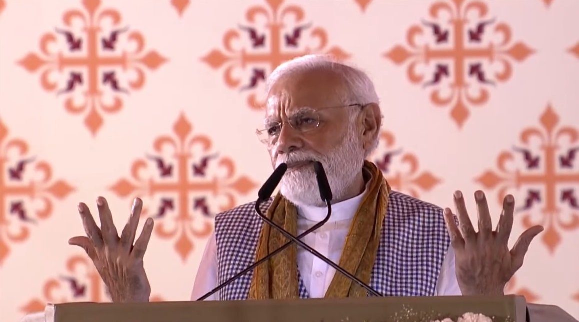 पहले बैंक तक पहुंच भी सिर्फ अमीर लोगों तक ही होती थी। गरीबों के लिए तो ये माना जाता था कि पैसा ही नहीं है तो बैंक खाते का क्या करेंगे। बीते 9 वर्षों में इस सोच को भी भाजपा सरकार ने बदल दिया है।

- पीएम श्री <a href="/narendramodi/">Narendra Modi</a>