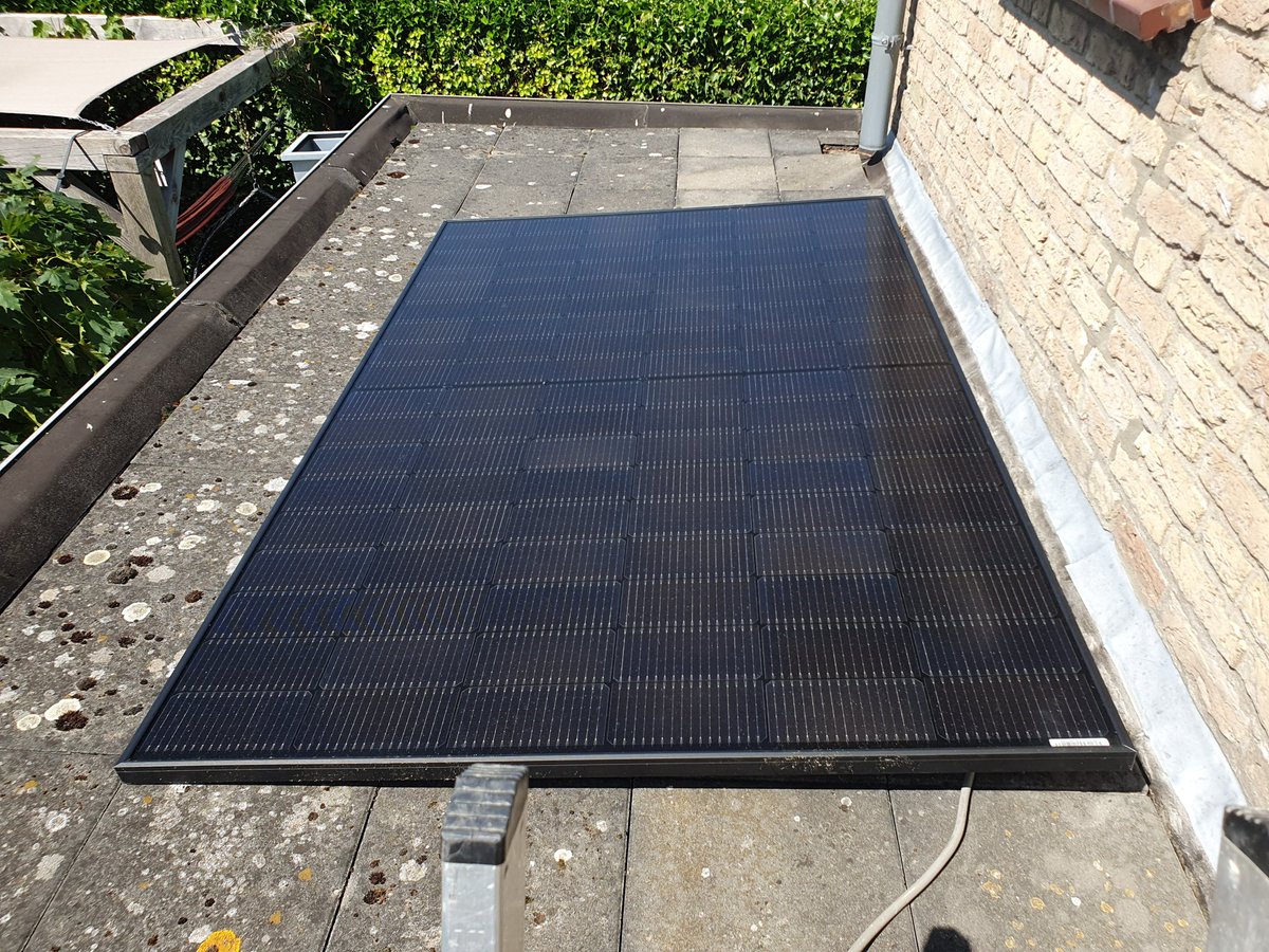 DeDulk's tweet photo. Voor €245, 430W piek zonnepaneel werkend op een stopcontact in de tuin. Het kan!  Nu nog geen meetapparatuur er tussen, maar dat komt nog. Een hobby project om te kijken of dit werkt. Zodat ik dit kan delen met mensen die geen duizenden euros in zonnepanelen kunnen investeren. https://t.co/GHMts2dC3H
