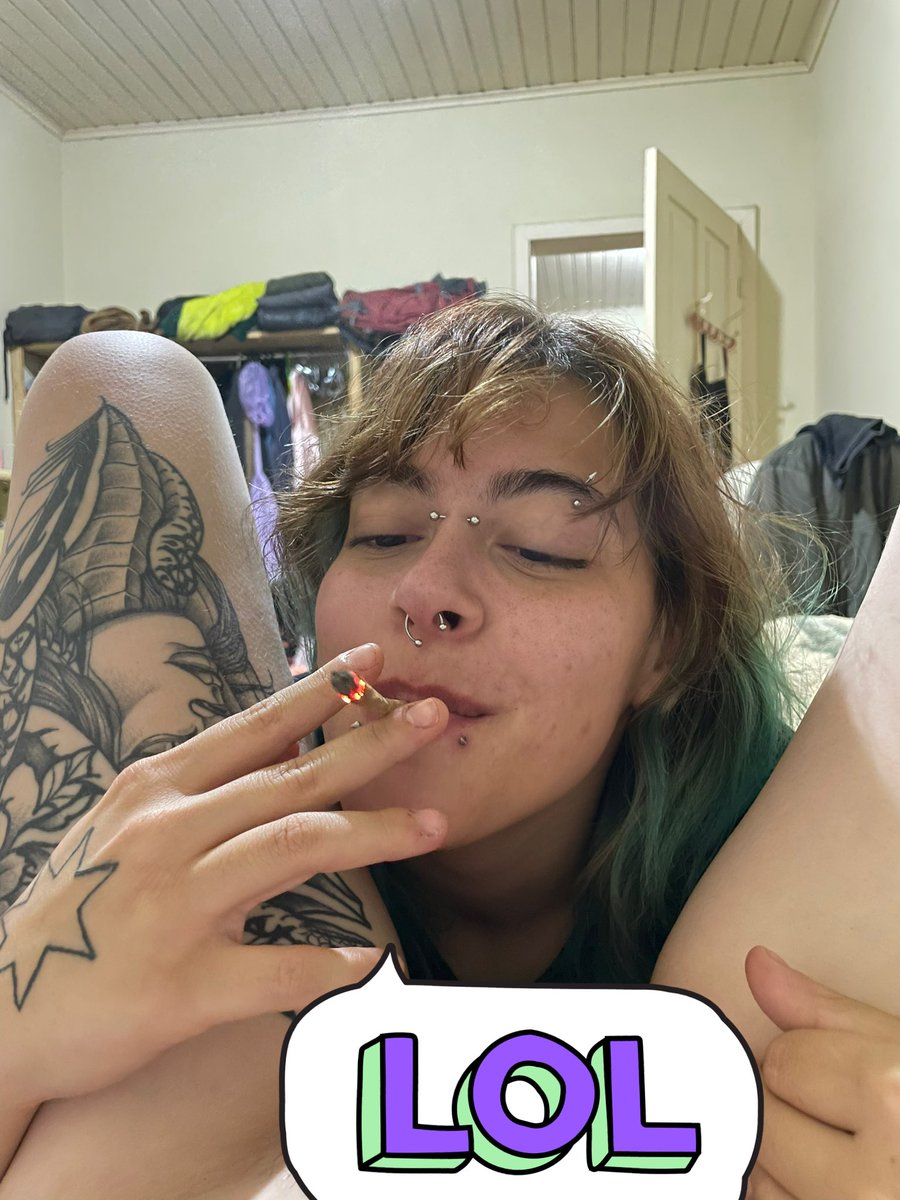 luabacaxii_'s tweet photo. oomeu deus como sou feliz quando estou sendo usada de óculos (uma perna em casa orelha https://t.co/A1gGL7jRCA