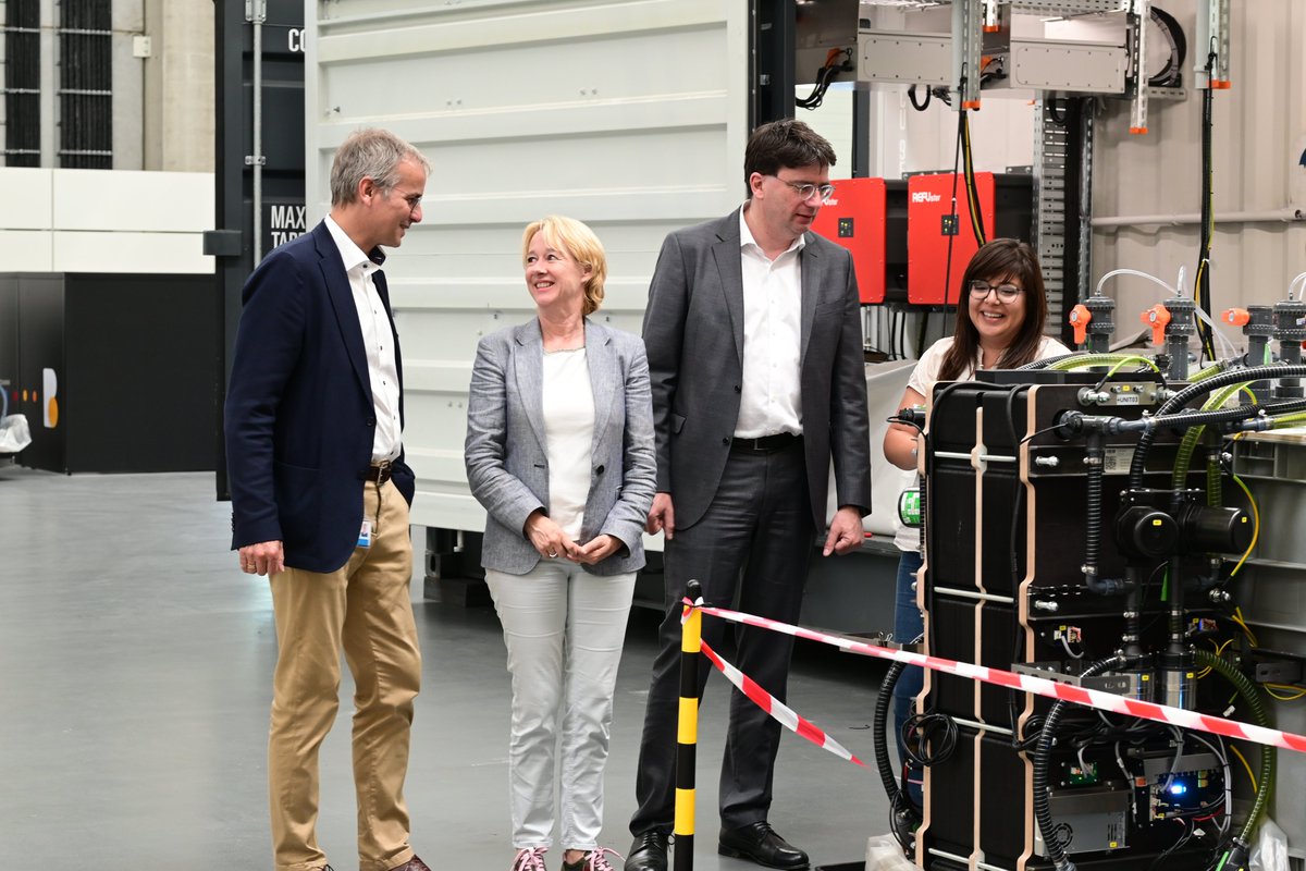 CMBlu_AG's tweet image. Besuch aus dem Landtag: @FlorianvonBrunn von der @BayernSPD_Lndtg war Ende Juni mit Gästen in unserer Produktion vor Ort. Er informierte sich über unsere Projektfortschritte und diskutierte mit uns über die vielfältigen Anwendungsmöglichkeiten unserer #SolidFlow-#Batteriespeicher