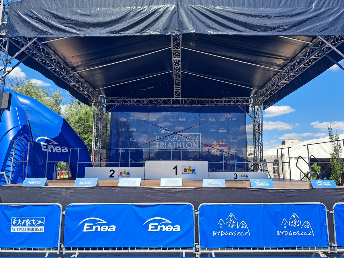 MatPilarczyk's tweet photo. Już jutro największe zawody #triathlon w PL – #Enea #BydgoszczTriathlon. To ostania okazja, żeby zobaczyć pustą strefę zmian w Hali Łuczniczka. Podium i meta gotowe na 4500 zawodników, a bojki #Enea już się nie mogą doczekać i trzeba je zaganiać na miejsca;)) #DodajemyEnergii https://t.co/G4Jw90L93h