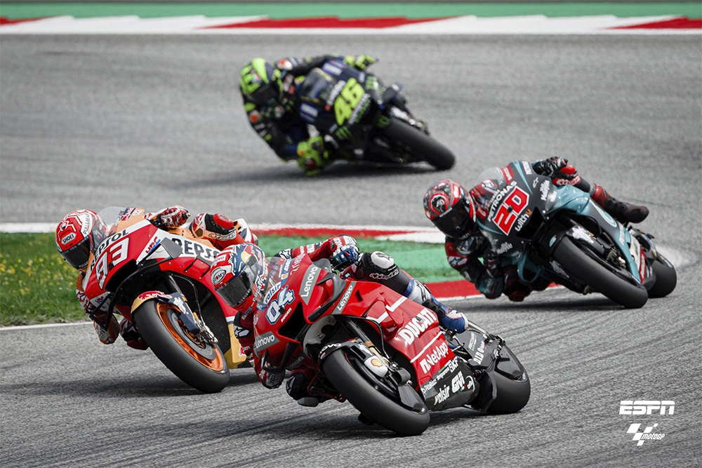 MotoGP_ESPN's tweet photo. ¡Qué foto! ¿Cómo titularías este momento? 🔝😍 https://t.co/Rz5ZhKeuxK