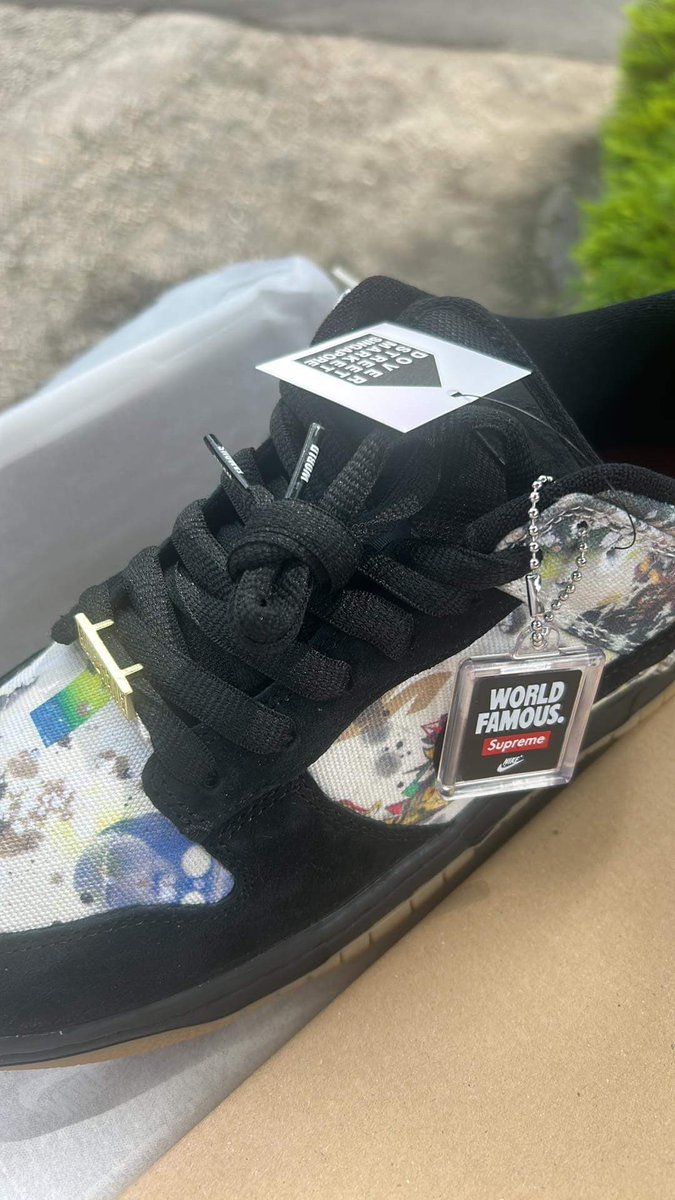 Reinft23's tweet photo. @KicksFinder @sneakerhack1 Its my original picture btw 😂 they just grabbed the 2nd one. https://t.co/SqrlJ5avzs