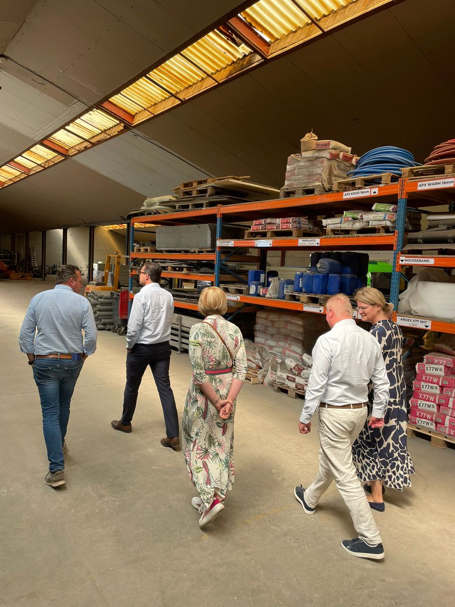 JasperPillen's tweet photo. Vandaag samen met onze lokale toppers bij Tuinonderneming Monbaliu, een familiebedrijf dat tuinprojecten realiseert in West en Oost-Vlaanderen. In '18 nog laureaat Trends Gazellen.

Gesprek over belang onderwijs, vergunningen en de zoektocht naar mensen. 

#oudenburg #MadeinWVL https://t.co/MhIbL7F2Ey