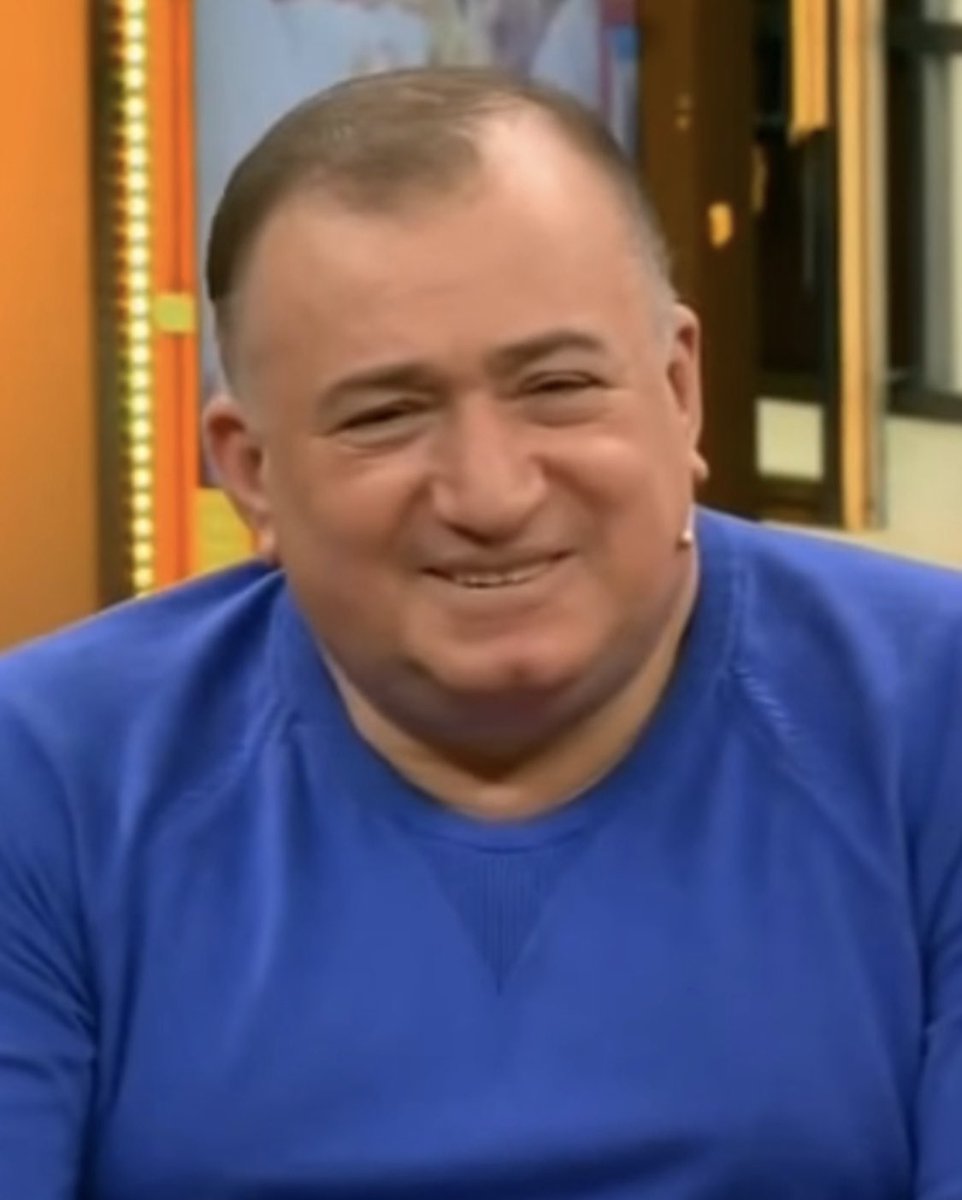 AmericanFWoman's tweet image. In 1976, Shavarsh Karapetyan, an Armenian Olympic swimmer, had just completed a 12-mile run with his brother when they saw a trolley bus crash into a dam reservoir. The trolley bus sank 80 feet offshore at a depth of 33 feet.
Shavarsh immediately dove in and swam to the bus, and…