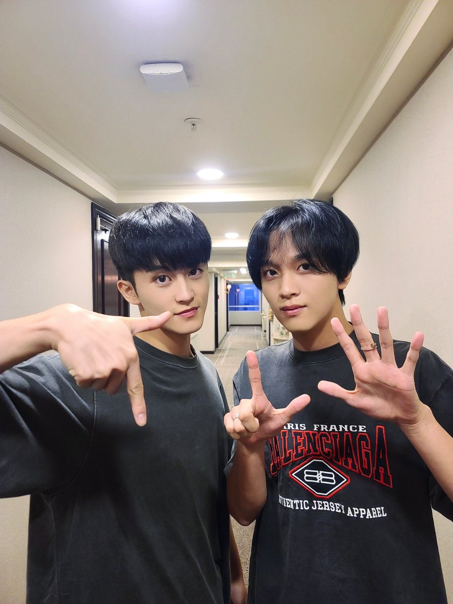 DJOHNNYSUH's tweet photo. don't you think today is the most beautiful day? i feel so much better and definitely very happy today to be able to celebrate with you. July 7th, czennies who have been together with us for 7 years, thank you very much. let's keep running 💚 https://t.co/e0EOEBYSuB