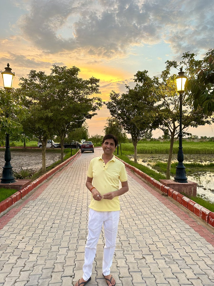 DrKumarVishwas's tweet photo. आज दिन में जमकर वृक्षारोपण करने की थकान व उमस को ट्यूबवेल स्नान से शांत करने के बाद @KVKutir पर ❤️ https://t.co/lCitDZ7HRp