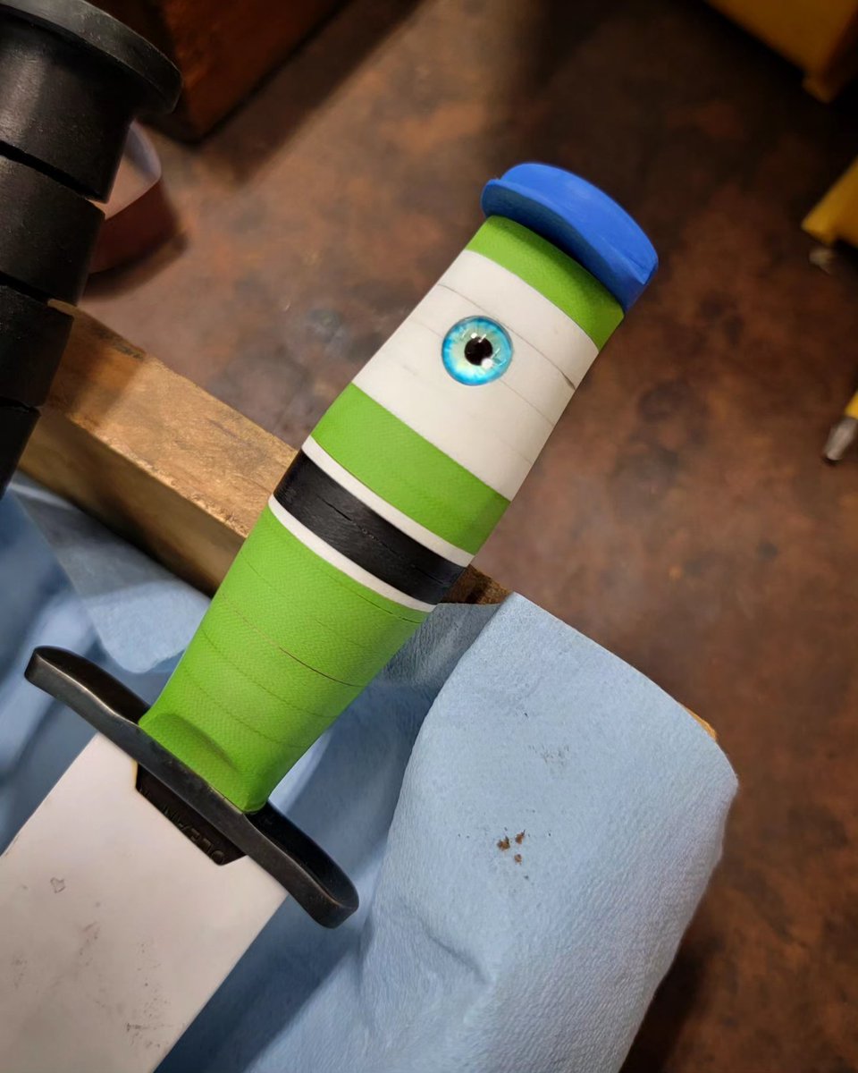 stateandunion's tweet image. Another fun one-of in the works.

Anyone know where the inspiration came from this time?

Happy Friday!

#StateAndUnion #KABAR #customshop #knives #knife #edc