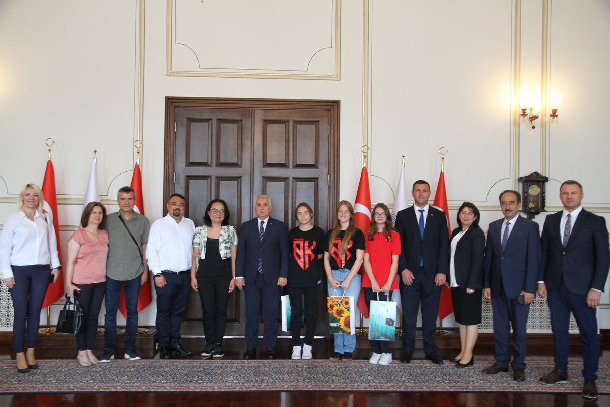 tekirdaggovtr's tweet photo. Vali Aziz Yıldırım, 2023 Yılı Liselere Geçiş Sistemi (LGS) Sınavı’nda 500 Tam Puan alıp “Türkiye Birincisi” olarak ilimizi gururlandıran öğrencileri tebrik ederek hediye taktim etti.
https://t.co/O3ZGYdDKfI https://t.co/CJmIsbcfK3