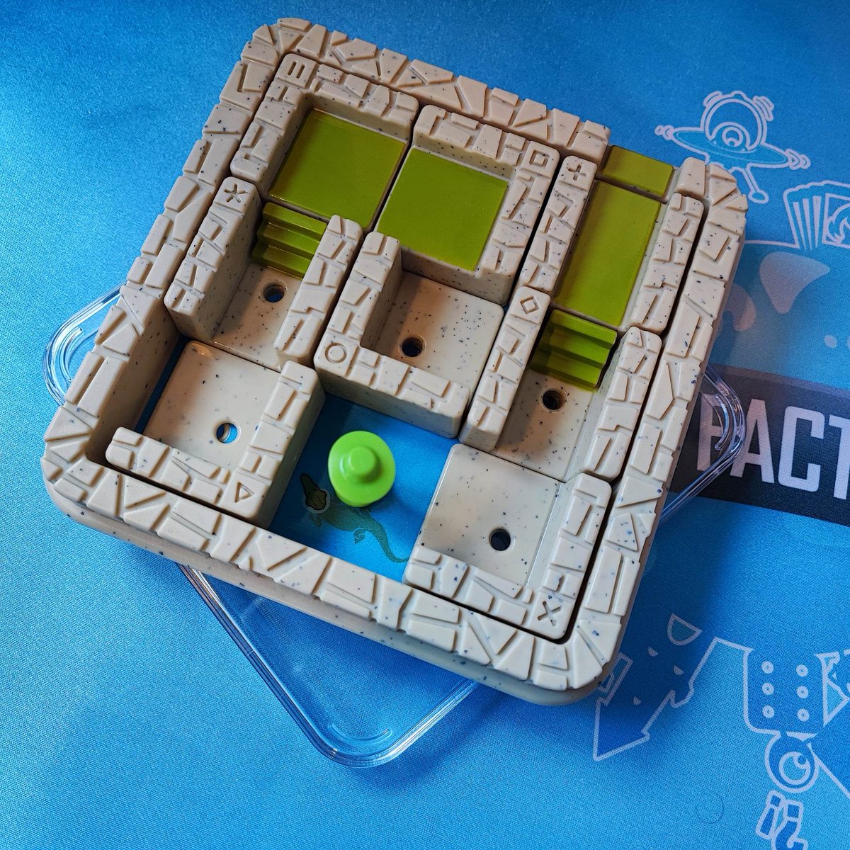 laGeekFactory's tweet photo. Stand jeu - SmartGames 
SmartGames propose des jeux de logique évolutifs. Ces jeux, souvent primés, contiennent des dizaines de défis, du plus simple au plus compliqué, convenant ainsi à tous les âges.
De très bonne qualité, ils sont facilement transportable ! https://t.co/03uUICbmnh