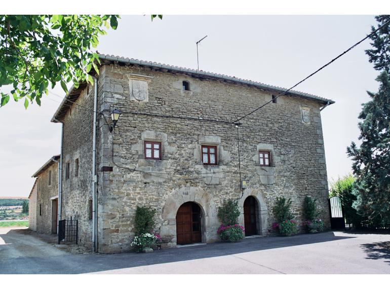 PatrimonioAlava's tweet photo. #Oreitia. La Torre Blanca es la casa-torre de los #Guevara (a la derecha) y los #Lazárraga (a la izquierda). Fue reformado en el siglo XVI pero su construcción es anterior. Además conserva escudos en la fachada de la Torre de Ortiz de Zárate. #Álava
Foto: @ei_sev https://t.co/h1WKFkLxVr