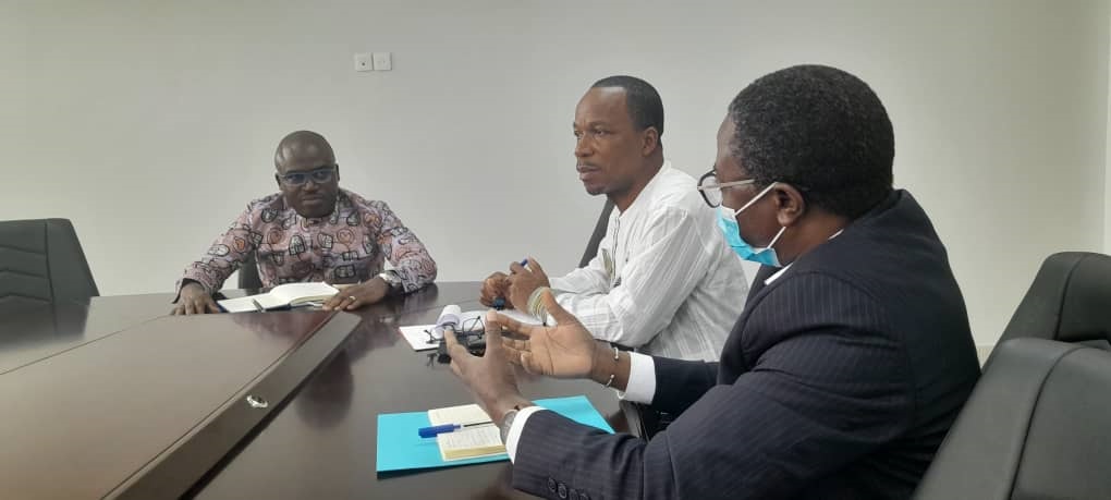 unfpa_benin's tweet image. Riche séance d&apos;échange de l&apos;équipe @unfpa_benin avec DG @insbenin sur #RGPH5, ses avancées, chronogramme, l&apos;assistance technique, l&apos;assurance qualité et les ressources. Ils ont visité le Labo où 2⃣0⃣ géomaticiens recrutés par @gouvbenin 🇧🇯accompagnent les travaux cartographiques