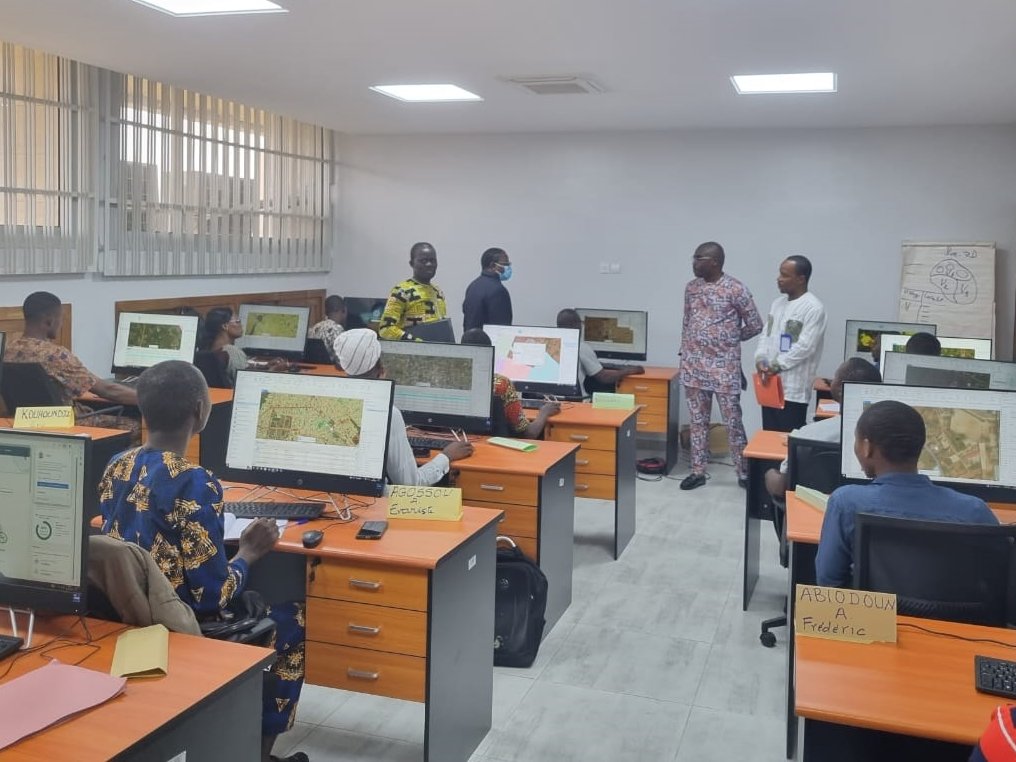 unfpa_benin's tweet image. Riche séance d&apos;échange de l&apos;équipe @unfpa_benin avec DG @insbenin sur #RGPH5, ses avancées, chronogramme, l&apos;assistance technique, l&apos;assurance qualité et les ressources. Ils ont visité le Labo où 2⃣0⃣ géomaticiens recrutés par @gouvbenin 🇧🇯accompagnent les travaux cartographiques