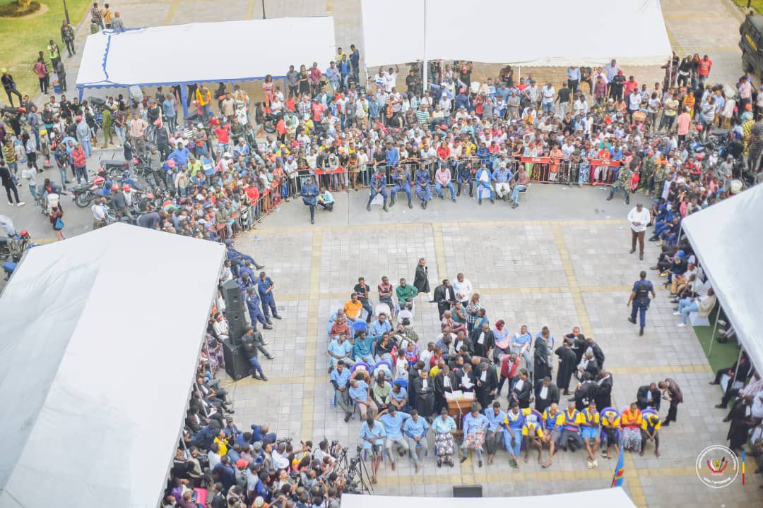 DRCmboka's tweet photo. #Kinshasa #infolive
Le verdict à été levé dès les premières heures de ce vendredi 07.07.2023 que le tribunal des grandes instances de Gombe a clôturé le procès des kidnappeurs , avec la condamnation à la peine de mort de la plupart des criminels.
@bembajp 👏 https://t.co/HPyWwfesZA