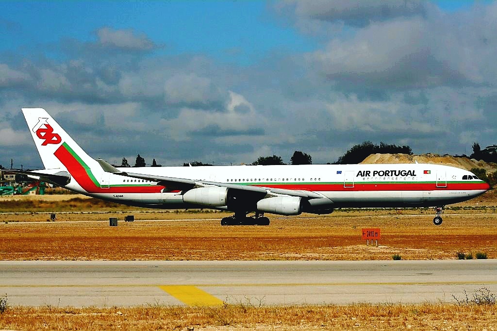 tapportugal77's tweet photo. TAP Air Portugal A340-300 #tapairportugal #tapportugal #tapportugal_kq #A340 #AirbusA340 #planepics #world_airplane_shots #aircraft #avgeek #plane #aviationphoto #avgeekphoto #coolplanes #airplanephotos #megaplanes #plane_photos #planespotters #spotter #canon #canonphotography https://t.co/2kRiWXOdZp