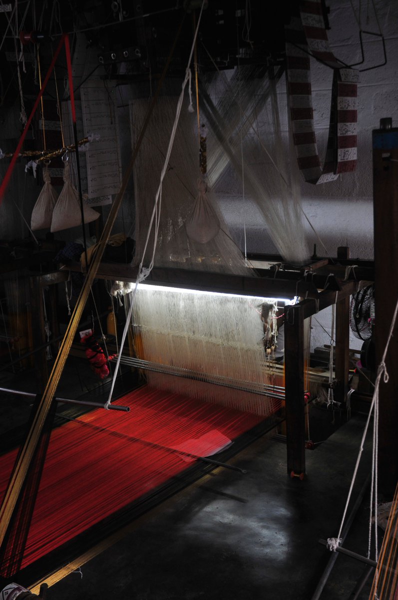 Shrekahnth's tweet photo. It's disheartening to witness hand weaving fade amidst fast fashion. The industry's rapid pace and demand for mass-produced clothing overlook the beauty and craftsmanship of handmade textiles. Let's support artisans and preserve this time-honored craft and textile heritage. https://t.co/RxejkUSTmq