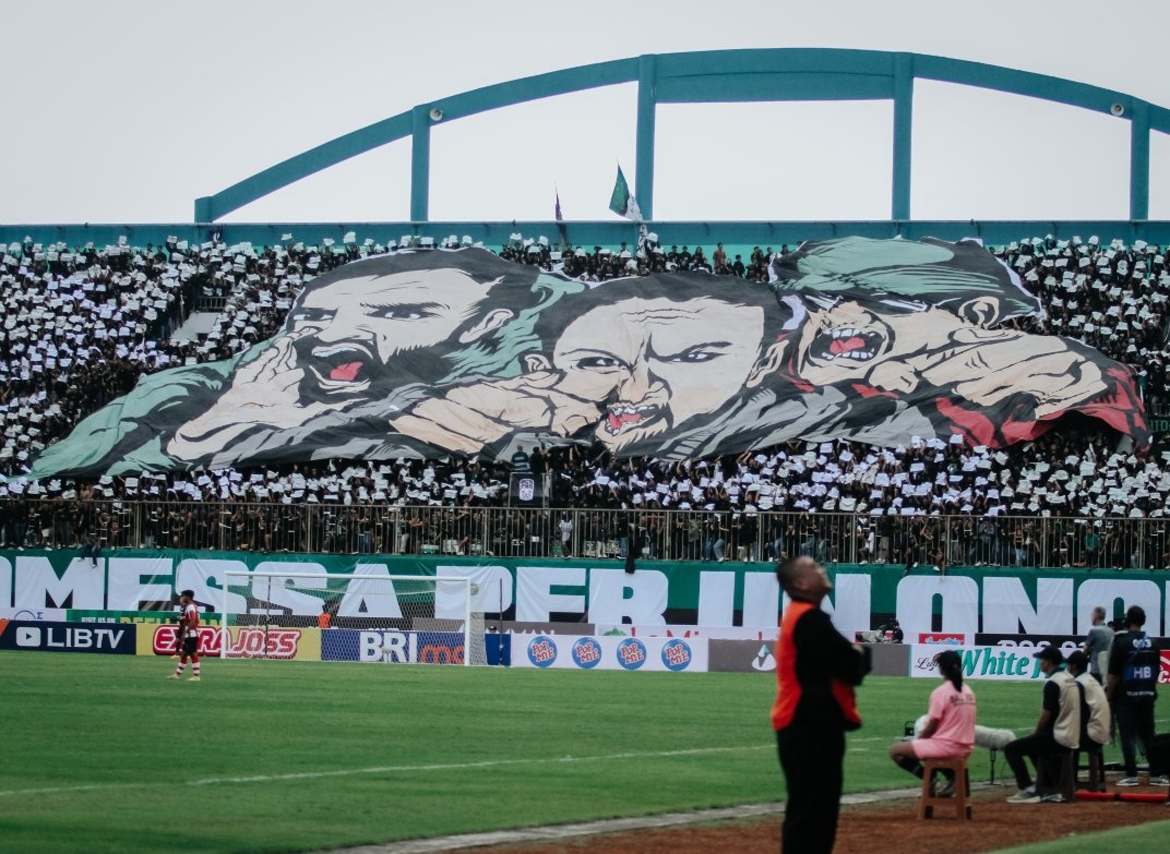 registaco's tweet photo. Football without fans is nothing! 🏴

Dan, ini adalah koreo dari @BCSxPSS_1976 dalam laga pekan ke-dua Liga 1 musim 2023/2024, yang mempertemukan PSS Sleman vs Persis Solo, Jumat (7/7/2023). 

Luar biasa! 🦅 https://t.co/o13c3RTVce