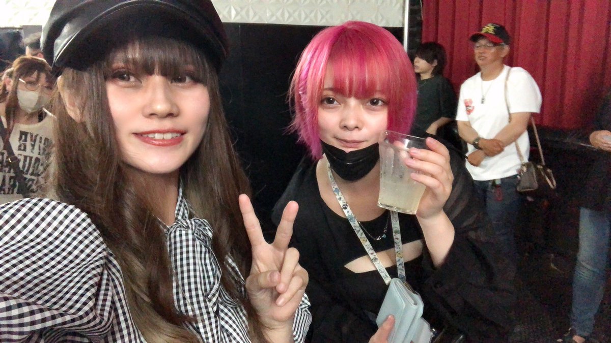 qua1cuno3's tweet photo. 最低限の生活には音楽と君とアルコール！！ありがとうございました！！
なのぴお誕生日おめでとうございました🎉
楽しかったね！！！！！
ちなみに今日のテー��はかわいい系でした😂
次回ライブは7/22(土)にLarge-handlingでスペゼロ！！昇天！！！！！！ https://t.co/tK2nhfkcKu