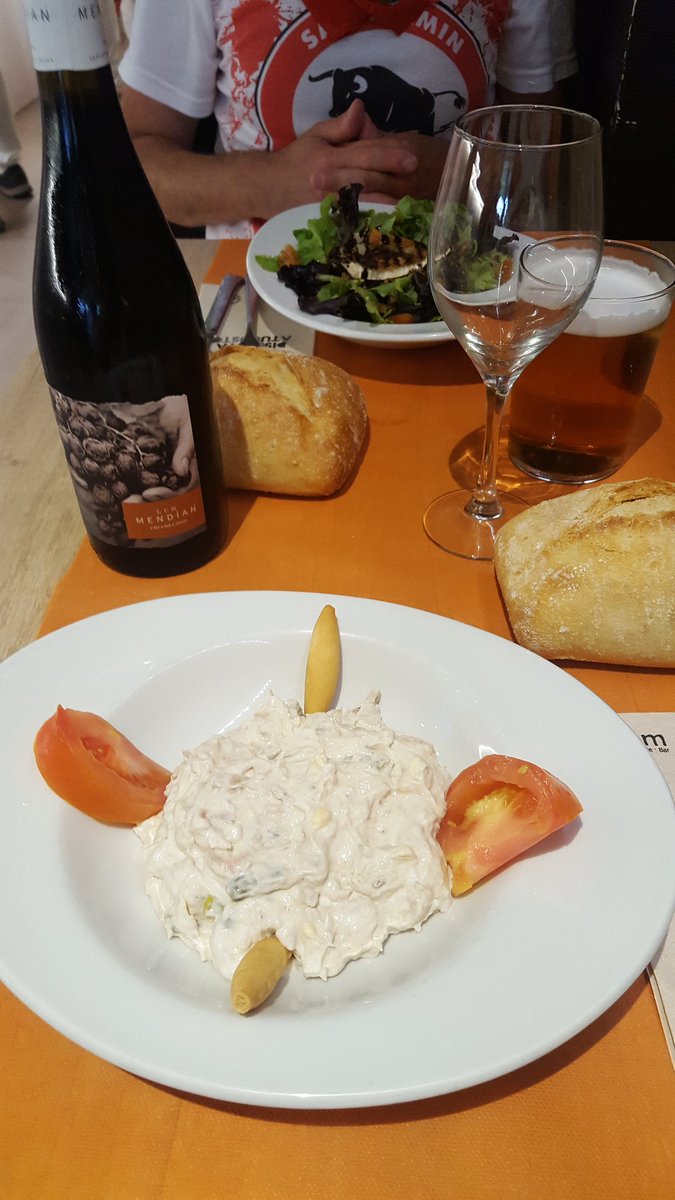 Mertxe_Beriain's tweet photo. Tras comer genial, en el @NAMrestaurantes  de Pamplona. El repostre en casa de mi ama con @Eurosport_ES junto @javierares  @albertocontador  y @eduardochozas 😉💪🏾🚴🏿‍♂️🚴🏿‍♂️🚴🏿‍♂️🚴🏿‍♂️🚴🏿‍♂️❤. Mañana  ajoarrierro con mis herman@s  en casa de la que nos dio la vida y ya no está 😭❤ #TDFF2023 https://t.co/gJnxmL6DCP