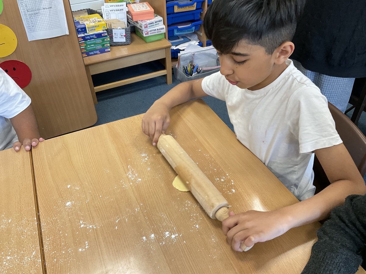 Greenhill_HT's tweet photo. What a busy start to Food Enterprise Week. Class 9 baking prototype biscuits to see which was the best flavour - chocolate, orange, lemon and vanilla. We worked very hard to add details to our biscuits.
#TheHarmonyPledge #BeAnExpertLearner https://t.co/TKbCTl3Avh