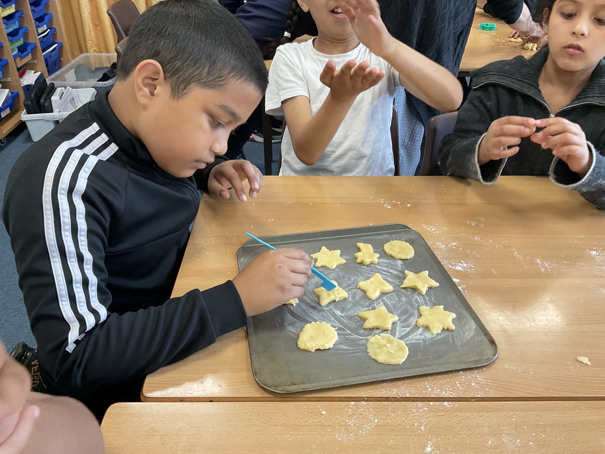Greenhill_HT's tweet photo. What a busy start to Food Enterprise Week. Class 9 baking prototype biscuits to see which was the best flavour - chocolate, orange, lemon and vanilla. We worked very hard to add details to our biscuits.
#TheHarmonyPledge #BeAnExpertLearner https://t.co/TKbCTl3Avh