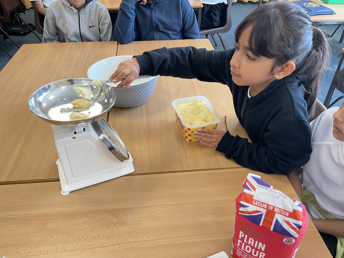 Greenhill_HT's tweet photo. What a busy start to Food Enterprise Week. Class 9 baking prototype biscuits to see which was the best flavour - chocolate, orange, lemon and vanilla. We worked very hard to add details to our biscuits.
#TheHarmonyPledge #BeAnExpertLearner https://t.co/TKbCTl3Avh