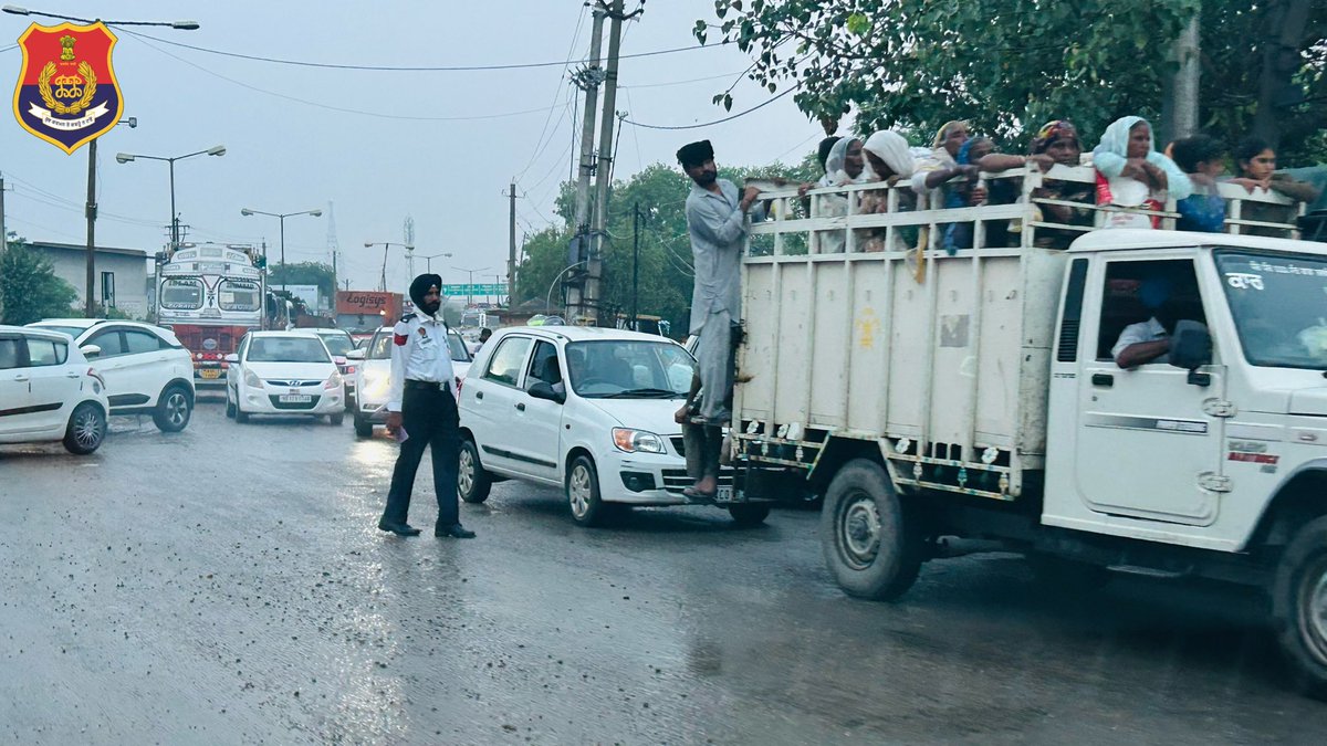 MalerkotlaPol's tweet image. ਮਾਲੇਰਕੋਟਲਾ ਟ੍ਰੈਫਿਕ ਪੁਲਿਸ ਭਾਰੀ ਬਾਰਿਸ਼ ਦੌਰਾਨ ਆਵਾਜਾਈ ਨੂੰ ਸੁਚਾਰੂ ਬਣਾਈ ਰੱਖਣ ਲਈ ਪੂਰੀ ਤਨਦੇਹੀ ਨਾਲ ਡਿਊਟੀ ਕਰ ਰਹੀ ਹੈ। 

Malerkotla traffic police are duty diligently to maintain smooth traffic amid heavy rains.

#DutyFirst
#YourSafetyOurPriority
