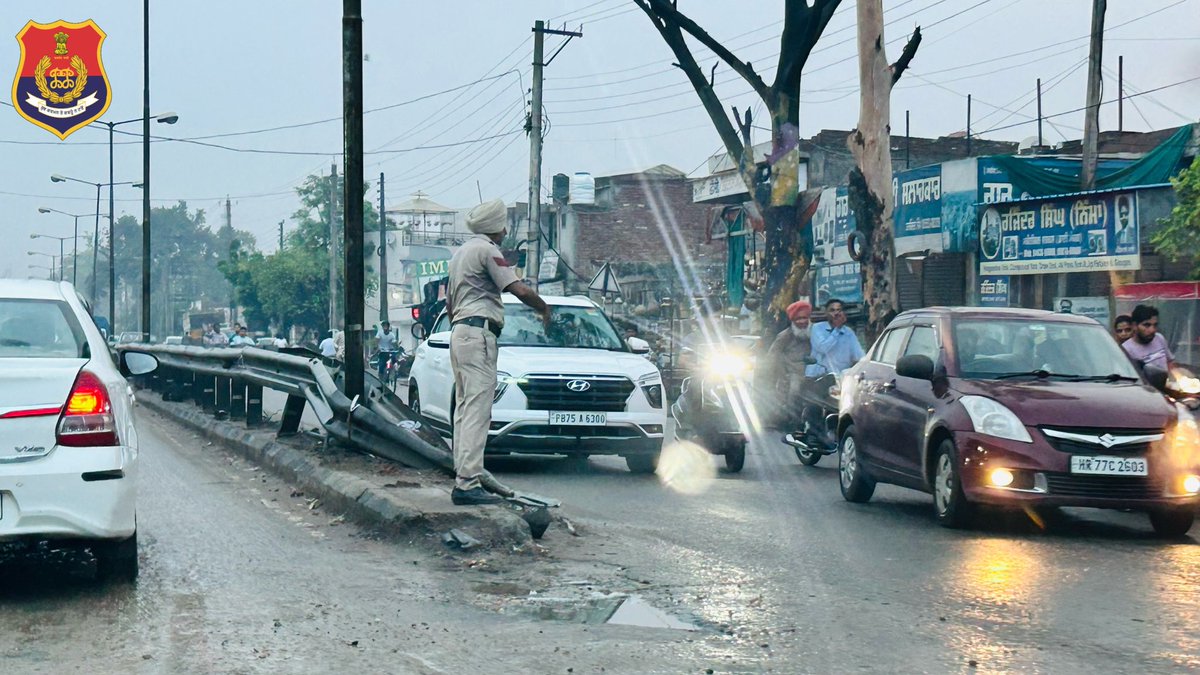 MalerkotlaPol's tweet image. ਮਾਲੇਰਕੋਟਲਾ ਟ੍ਰੈਫਿਕ ਪੁਲਿਸ ਭਾਰੀ ਬਾਰਿਸ਼ ਦੌਰਾਨ ਆਵਾਜਾਈ ਨੂੰ ਸੁਚਾਰੂ ਬਣਾਈ ਰੱਖਣ ਲਈ ਪੂਰੀ ਤਨਦੇਹੀ ਨਾਲ ਡਿਊਟੀ ਕਰ ਰਹੀ ਹੈ। 

Malerkotla traffic police are duty diligently to maintain smooth traffic amid heavy rains.

#DutyFirst
#YourSafetyOurPriority