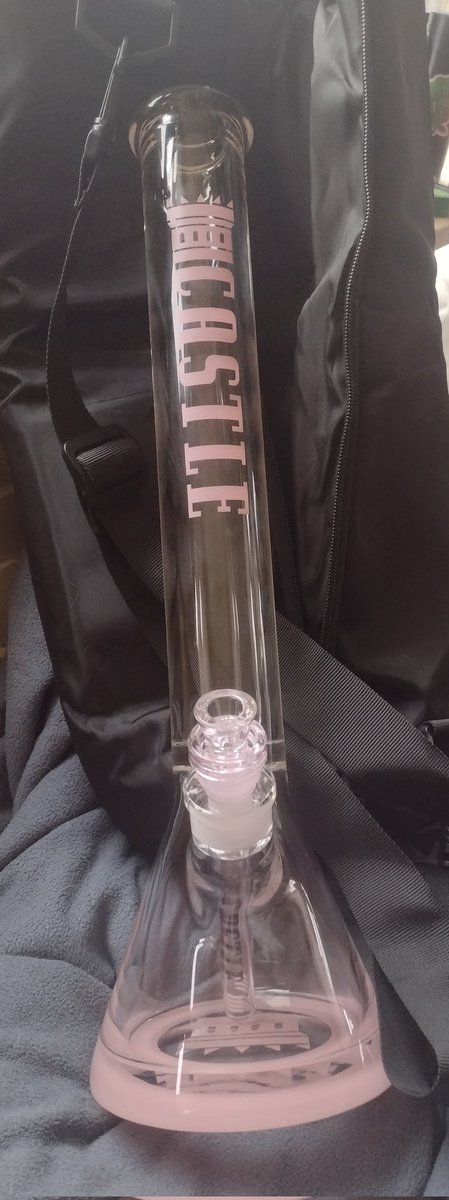 ClarkeBitter's tweet photo. 🚨🚨710 Giveaway alert🚨🚨

Win this amazing 18" heavy duty glass bong AND bong bag, by @CastleGlassLTD 

Rules:
1: Must follow @ClarkeBitter
and @CastleGlassLTD 
2: must 💙 and retweet this tweet
3: tag 3 #Stoners in the comments
4: promise to keep it clean!
Drawing 7/10 ✌️💚🪴 https://t.co/DExDAXEXTs
