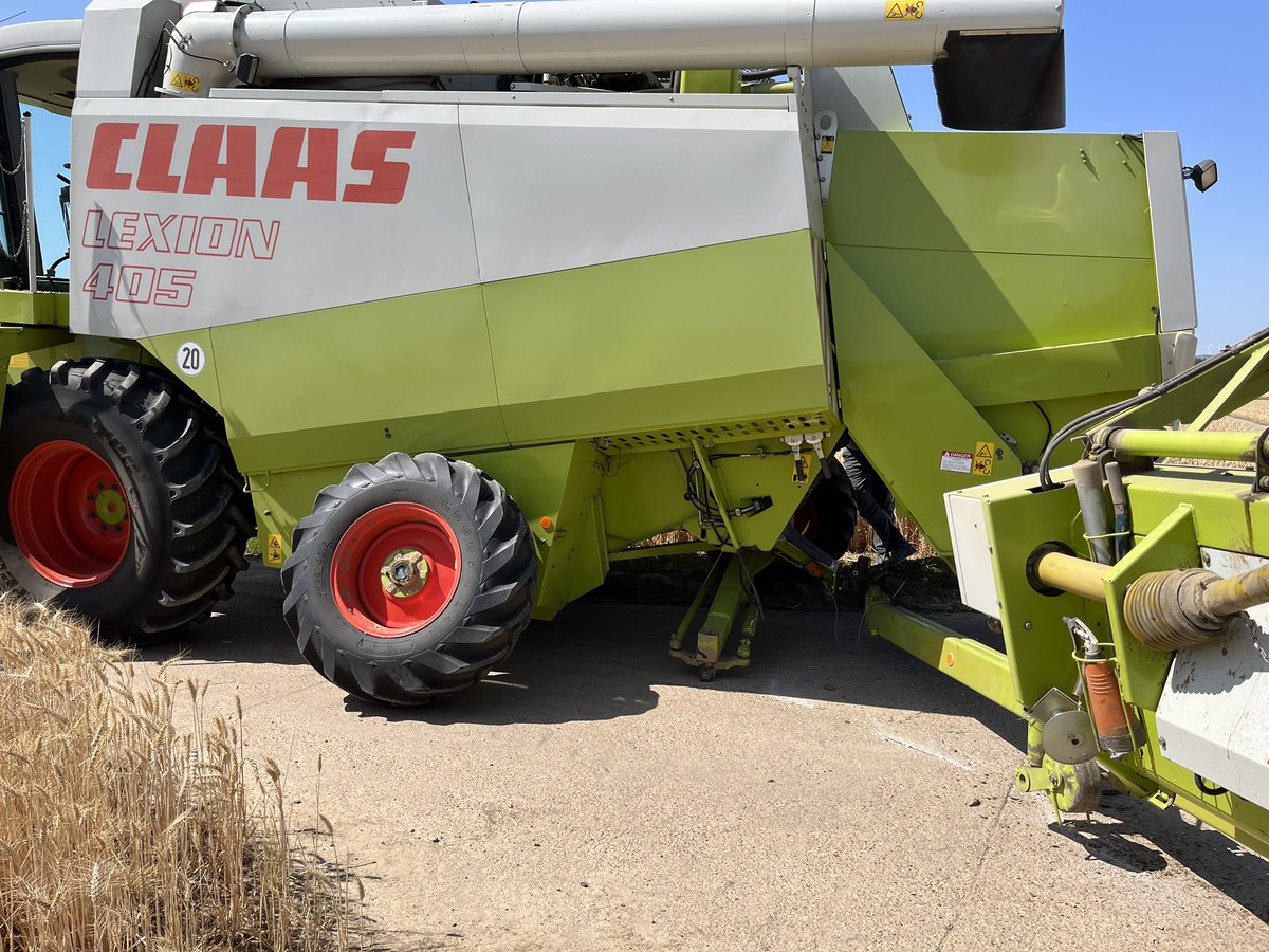 predecker's tweet photo. 4,5h Stillstand, jetzt geht’s weiter. 🚜💨💨 https://t.co/SfYImX0AFm