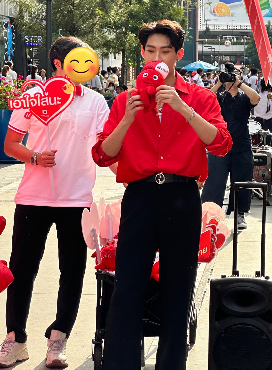 ppeang17's tweet photo. เจอตัวจริงครั้งแรกหล่อมาก ในซีรี่ย์ว่าหล่อแล้วตัวจริงหล่อกว่าอีก🫶🩷✨ @TutorKrp #cimbthai #tutorxcimbthai #cimbthaiเอาใจใส่นะ https://t.co/GE90NSmD72