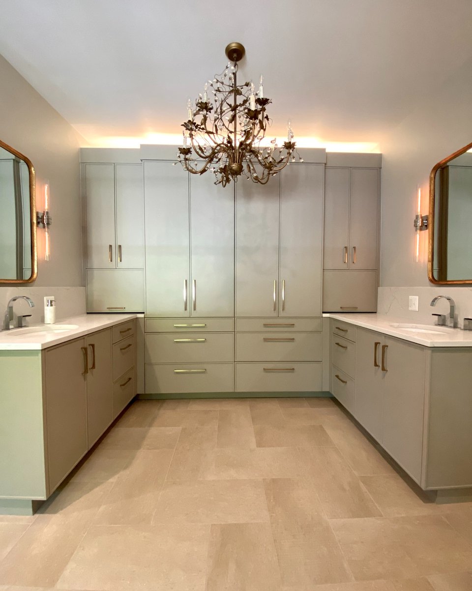 Atlas_Stone_Fab's tweet photo. A bathroom fit for a Queen! The backlit Patagonia Quartzite just brings an extra touch of magic turning this dream bath into a reality!
Design: Andrea Wheeler Design Solutions Inc
Contractor: @aspectcontractinginc
Tile: Atlas Marble &amp; Tile
Cabinets: @signaturecustomcabinetry https://t.co/xlyLSRANL4