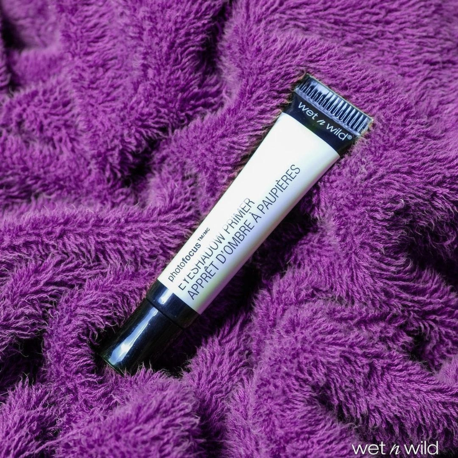 Clicks on Twitter "Do you find your eye makeup smudges and cakes