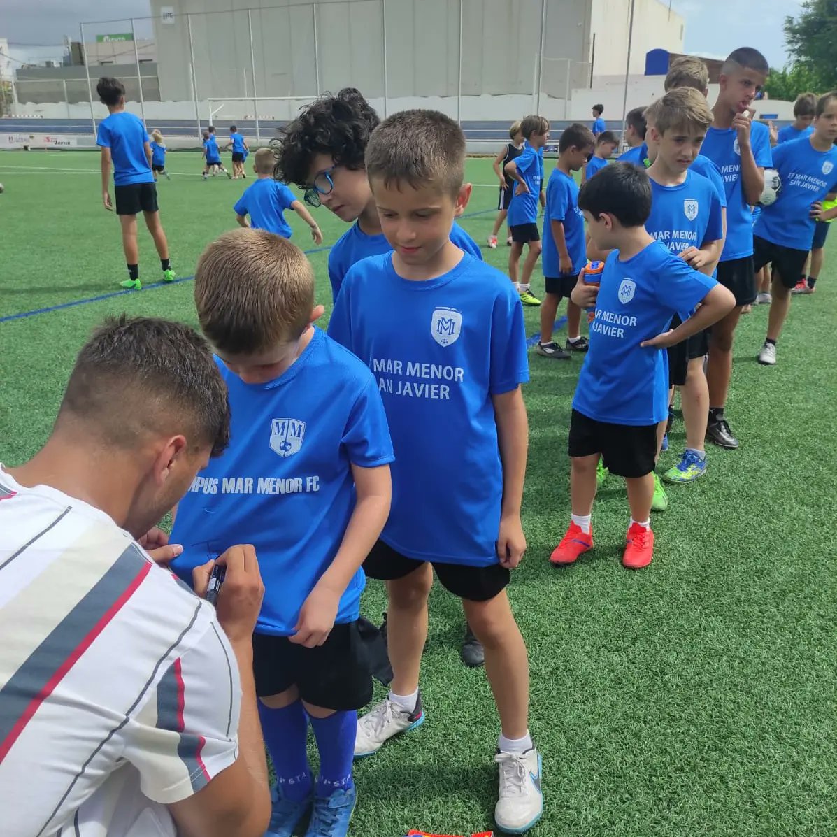 #CAMPUS #VERANO #23

🙋🏽‍♂️ Ayer tuvimos la visita de <a href="/raul_torrente_/">Raul Torrente navarro</a>  jugador del <a href="/granadacf/">Granada CF ❤️⚪️</a> con el que ha conseguido esta temporada pasada el ascenso a primera división. 

🥰 Siempre agradecidos por tu cariño hacia San Javier y tú humildad.