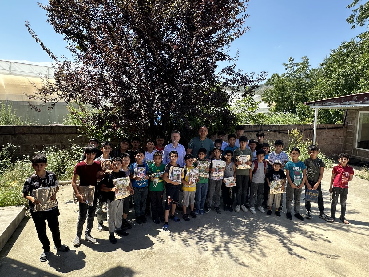 TiflisEgitim's tweet image. Sadakhlo Kasabası Yaz Okulunda 🇹🇷Türkçe derslerine katılan öğrencilere hikaye kitabı hediye edildi, ders materyali desteği sağlandı. 📚✍️

@tcmeb @mebabdigm @mebyyegm