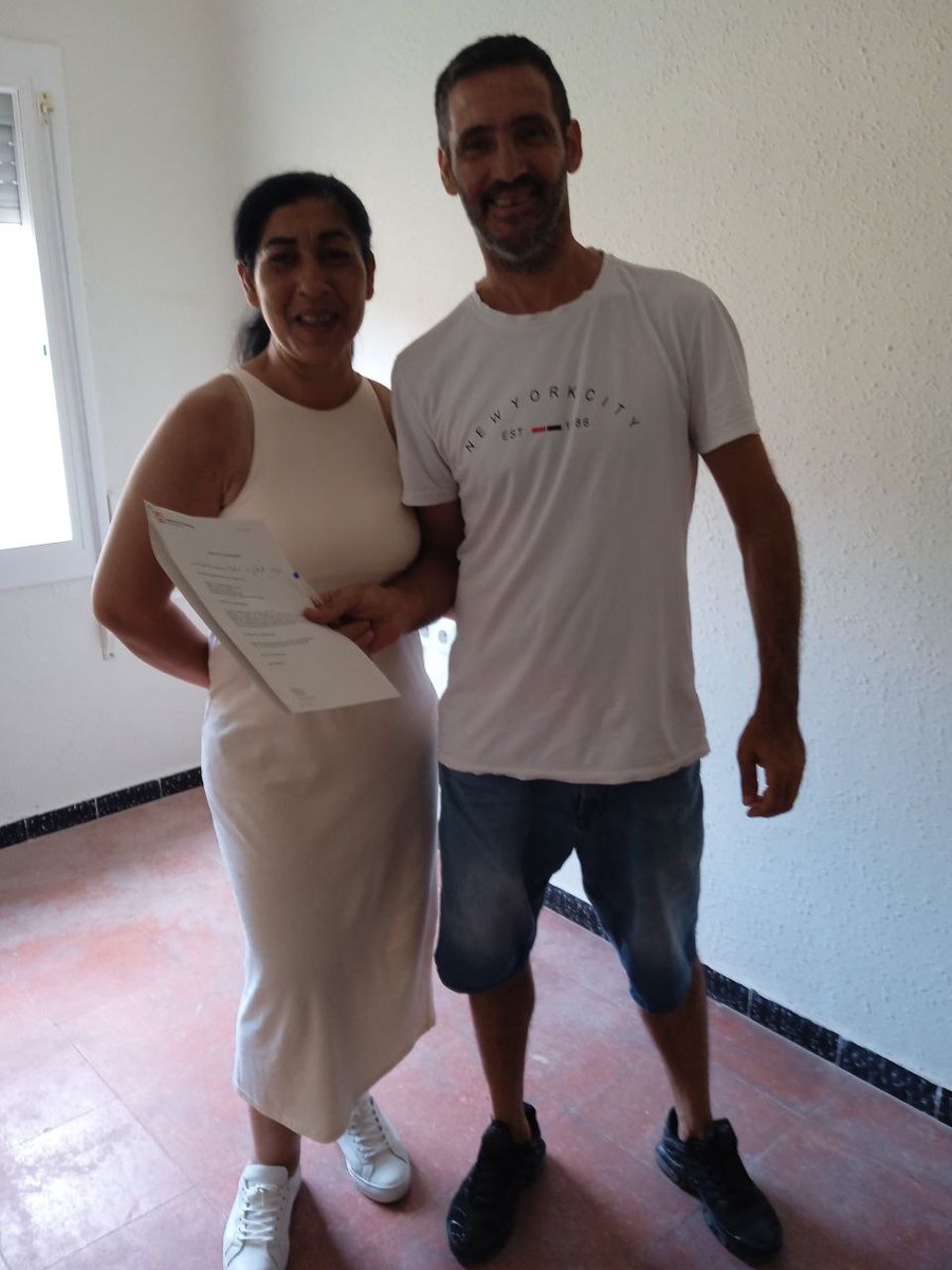 PAHMolletBV's tweet photo. Avui la Paqui, ha signat la seva tranquil·litat en un pis de la mesa d'emergència 🥳✌️

Va ser una de tantes famílies que van perdre la seva llar per una execució hipotecària i vivia sota l'amenaça de ser desnonada

Bye bye patiment, benvinguda tranquilitat https://t.co/oV4XC88Eml