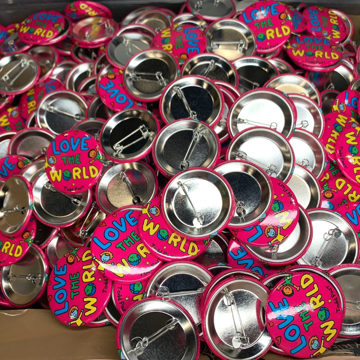 PureButtons's tweet photo. A recent run of buttons we completed for @toddparr
#CustomButtons #PinbackButtons #MadeInOhio #PureButtons https://t.co/X6mdGtpojw