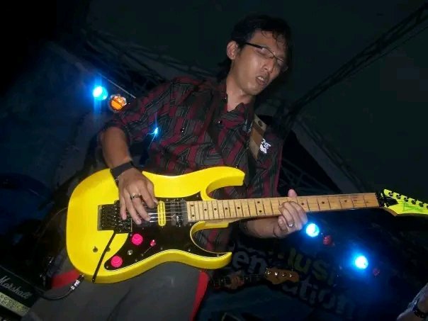 Momokyara1996's tweet image. アルテミスが家族になったので、歌姫の才能を探しているのですが、実はそこが私が有名なアラブ首長国連邦の歌手に捧げられた場所です、彼によって目撃者です、元歌手によって学校の子供たちに祝福されました 「Unnamed Fairy Tales」
#waliband #parawali