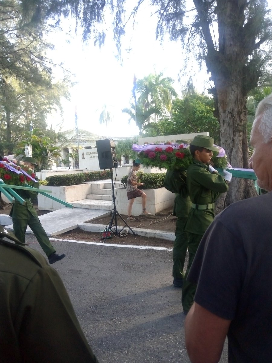 #Cuba #DPECienfuegos Cienfuegos rinde tributo a uno de sus hijos más queridos, Ramón Jaureguí Díaz, mártir de Girón, cuyos restos identificados recientemente son traídos a su tierra natal. <a href="/AcrcNacional/">Dirección Nacional ACRC</a> <a href="/barreto_nt/">NTBarreto</a> <a href="/FernandezMaryde/">Maryde Fernández López</a> <a href="/CoronaAlexandre/">Alexandre Corona</a>