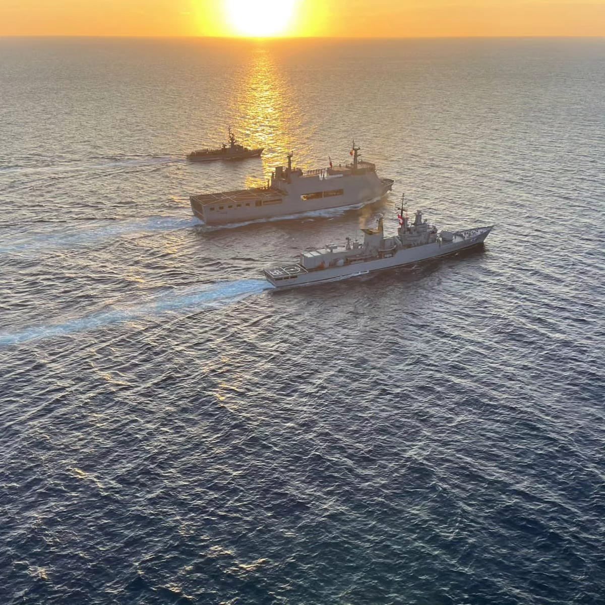 armada_ecuador's tweet photo. PASSEX ECUADOR 🇪🇨 PERU 🇵🇪

En las costas #ecuatorianas el BAE MANABI ejecutó ejercicio naval #PassingExercise con 02 buques de la @naval_peru, El BAP PISCO y BAP AGUIRRE, con quiénes se realizaron #ejercicios tácticos en inglés de acuerdo a la doctrina de la #OTAN.

#Unitas2023 https://t.co/vLtSIS6RFi