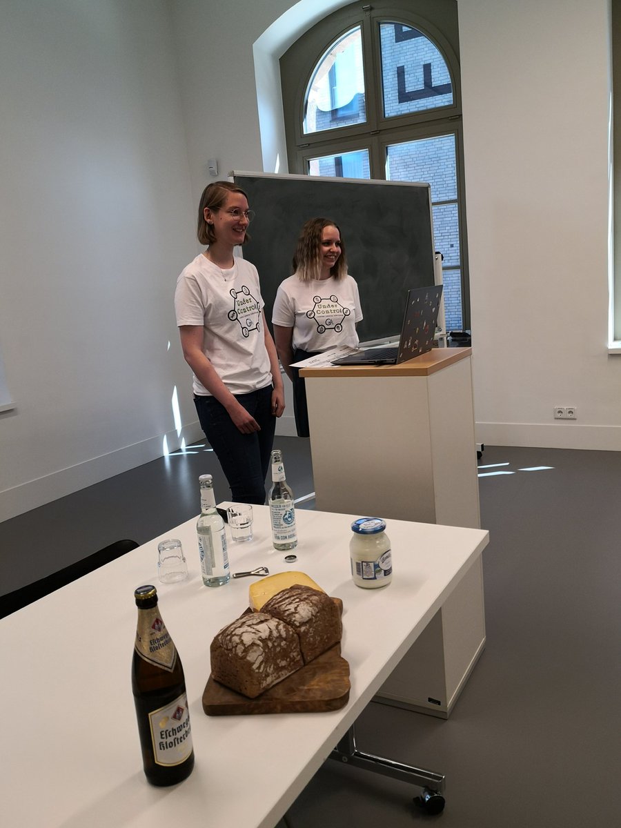 C_Blei's tweet photo. Letzter @ForumWissenGoe chalk talk des Sommers startet gleich. Studierende des @goettingen2023  Projekts im @JorgStulke lab @uniGoettingen zum Thema: Bakterien-Buffet: Mikrobielle Helfer oder gefährliche Krankheitserreger in der Lebensmittelindustrie? https://t.co/GF58hDe30N