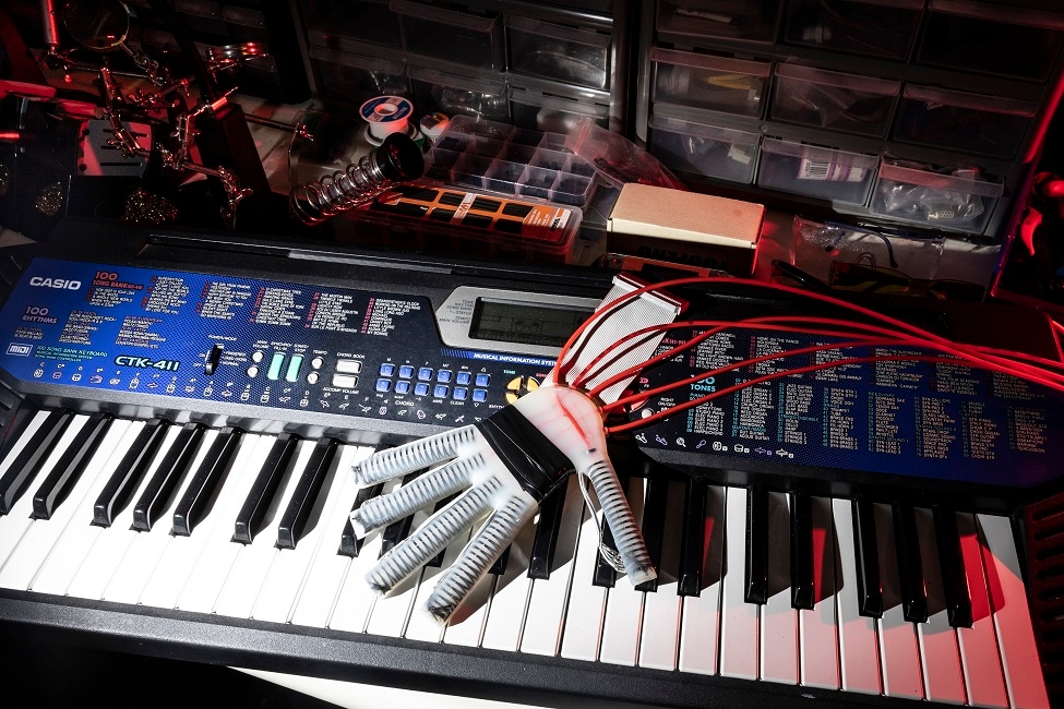 This groundbreaking robotic glove, developed by researchers at Florida Atlantic University, combines soft robotics, artificial intelligence, and tactile sensors to assist piano players who have suffered a stroke. 

Learn more by clicking here fau.edu/newsdesk/artic…!
