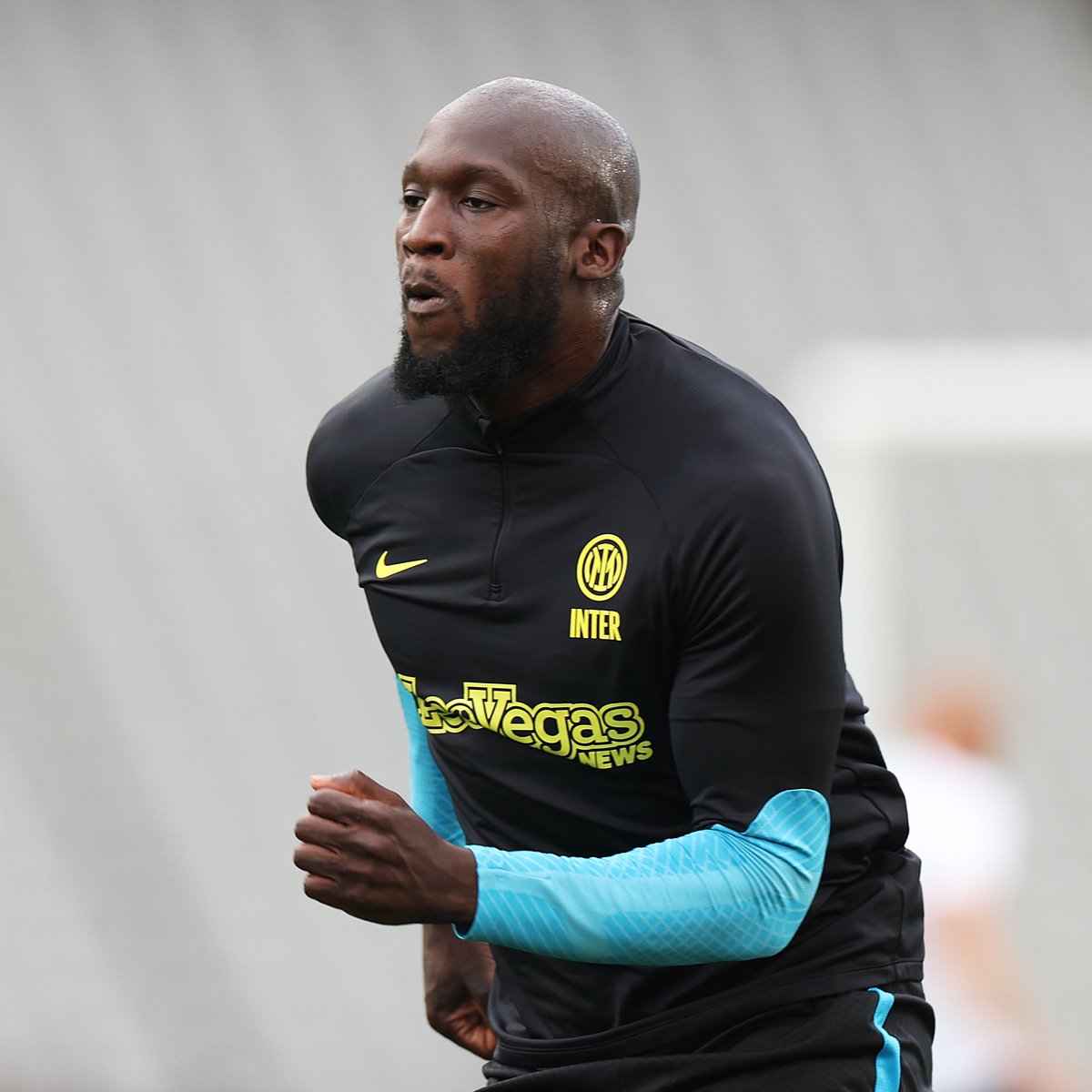 FabrizioRomano's tweet photo. Pochettino on Romelu Lukaku: “He has to come back July 12/13 to be part of the squad to start pre-season”. 🔵 #CFC

“With all the players that arrive, first thing that they're doing is to come to my office and say hello. That's what I expect if he's still a Chelsea player”. https://t.co/QB00ytdBBf