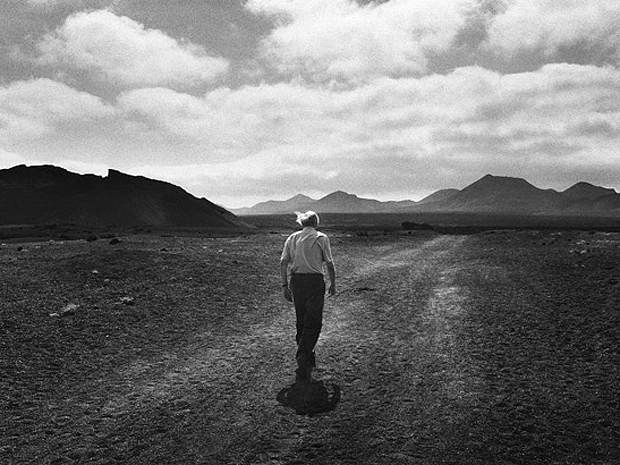 MuseoJSaramago's tweet photo. «El placer profundo, inefable, que es andar por estos campos desiertos y barridos por el viento, () el espíritu entra en una especie de trance, crece, se dilata, va a estallar de felicidad. ¿Qué más resta, sino llorar?».

José #Saramago 
Julio de 1993.
Cuadernos de #Lanzarote https://t.co/I4hTbeYpUR